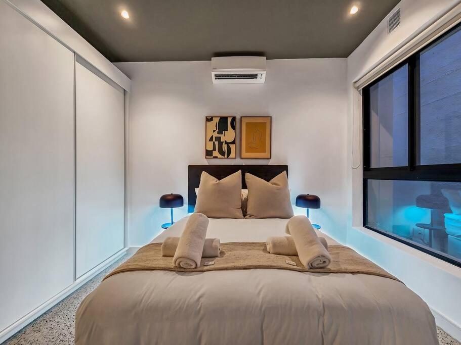 Hub- Cticc, Patio, Rooftop Pool! * Cape Town