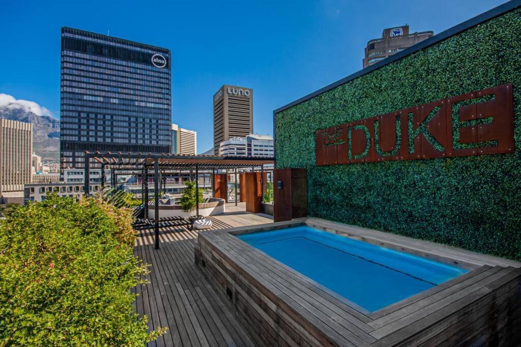 Apartment Hub- Cticc, Patio, Rooftop Pool! *