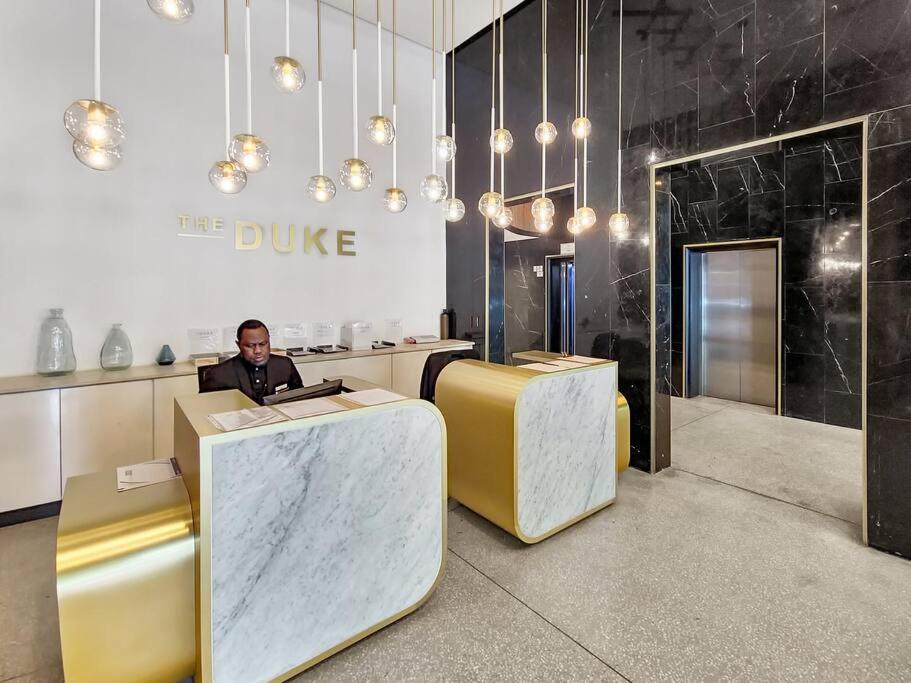 Apartment Hub- Cticc, Patio, Rooftop Pool! Cape Town